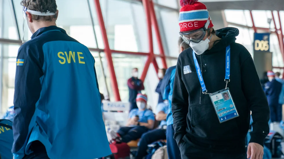 Johannes Høsflot Klæbo till höger, anlände till Peking på tisdagen. På det planet befann sig även flera svenskar, varav två nu har testats positivt.