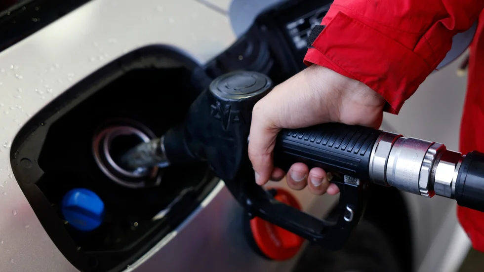 Ända sedan Rysslands invasion av Ukraina har det stått klart att de svenska skatterna på energi och drivmedel är för höga. Ändå fortsätter regeringen att motstätta sig nödvändiga åtgäder, menar skribenten.