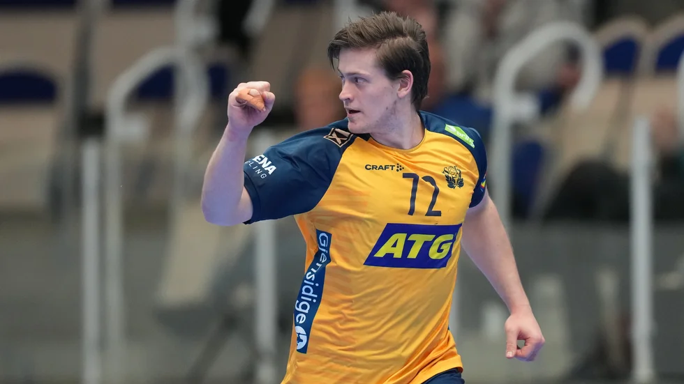 Högernian Andreas Lang gjorde tre mål när han fick göra landslagsdebut i sin tidigare hemmaarena i Alingsås.