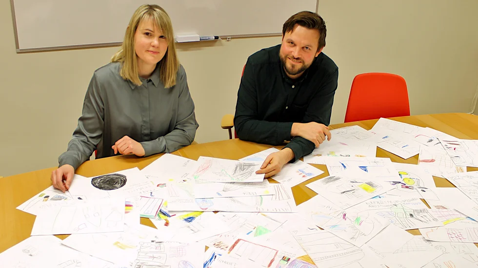 Kristina Lidberg och Petter Frid på mark- och exploateringsenheten gillar barnens alla idéer till Övre hamnparken.