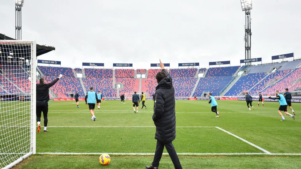 Inters tränare Simone Inzaghi ropar ut instruktioner till sina spelare under "träningspasset" på Renato Dall'Ara-stadion i Bologna. Hemmalaget satt i karantän och kunde inte komma till spel.