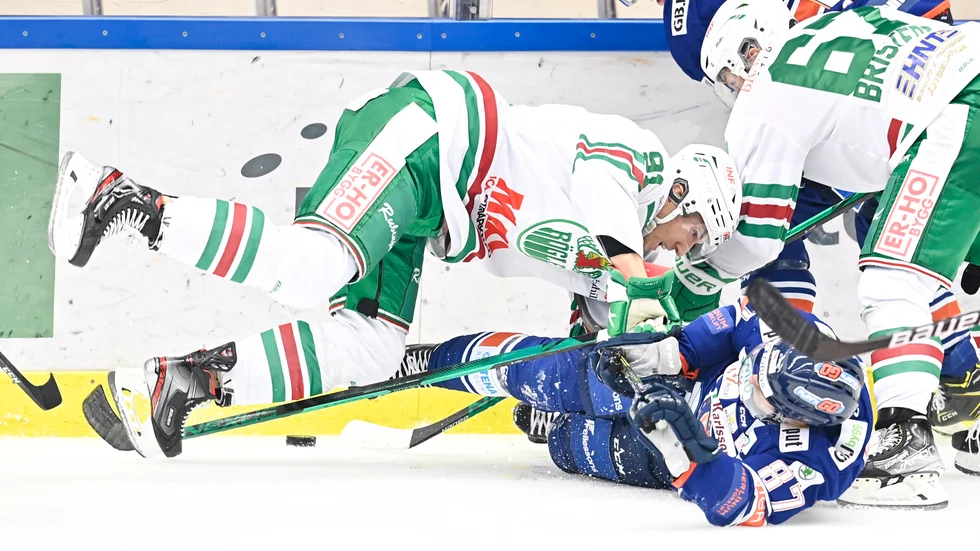 Rögles Adam Tambellini och Växjös Robert Rosén i en duell i ett tidigare möte mellan klubbarna. Dagens möte ställs in på grund av coronasmitta i Växjö.
