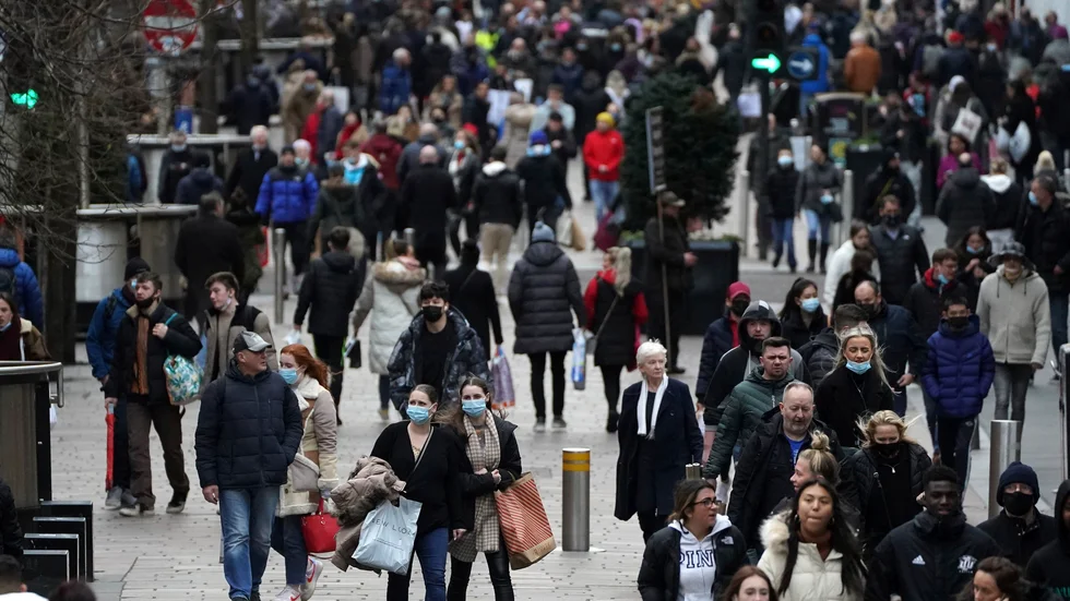 Julshopping i Glasgow, där nya avståndskrav i offentliga lokaler nu införs.