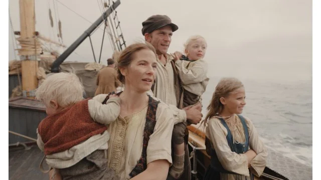 Filmen ”Utvandrarna” har premiär på juldagen. I rollerna ser vi Lisa Carlehed som Kristina och Gustaf Skarsgård som Karl Oskar. Artisten Tove Lo gör även skådespelardebut i rollen som Ulrica.