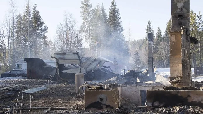 En av kvinnorna som bodde i huset försökte förgäves att släcka elden med en handbrandsläckare, men elden hade redan hunnit ta sig i byggnaden. Foto: Jan Johansson/Västerbottens-Kuriren