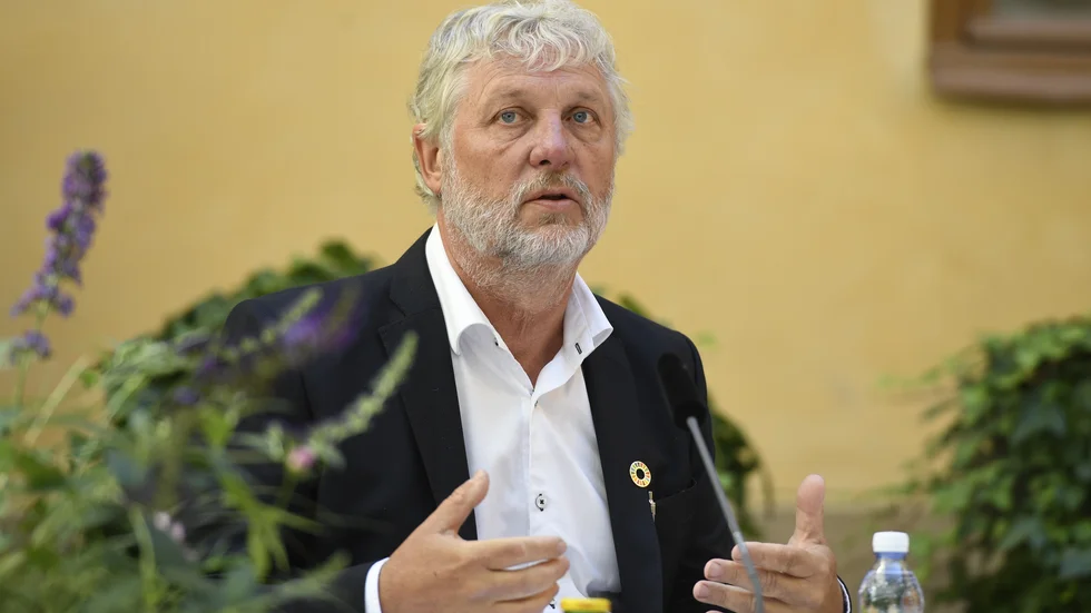 Miljöpartiets Peter Eriksson är ett unikum i svensk politik, som nått framgång i flera val trots att han har skägg, skriver krönikör Jesper Bengtsson. 