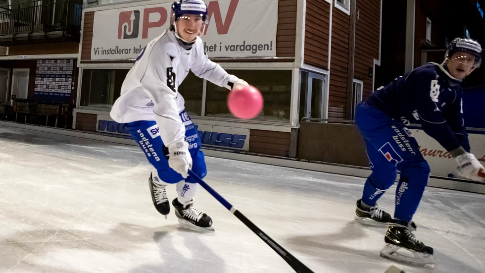 Aleksi Seppänen, här jagandes IFK-kaptenen Fredrik Lönn, trivs med bandylivet den här säsongen. Allt är mycket lättare nu jämfört med hans första år i IFK menar han. 