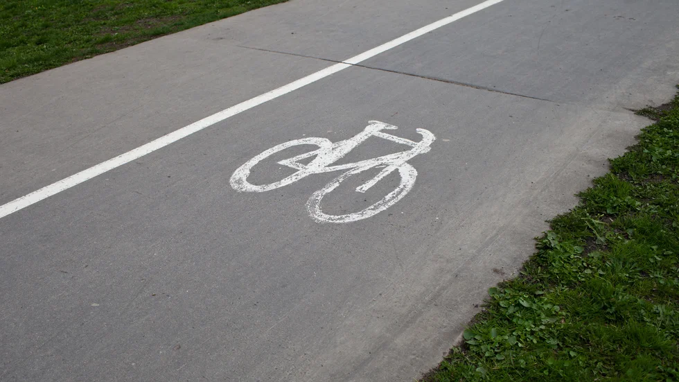 Nu vill kommunen bygga en ny gång- och cykelväg i Borensberg.