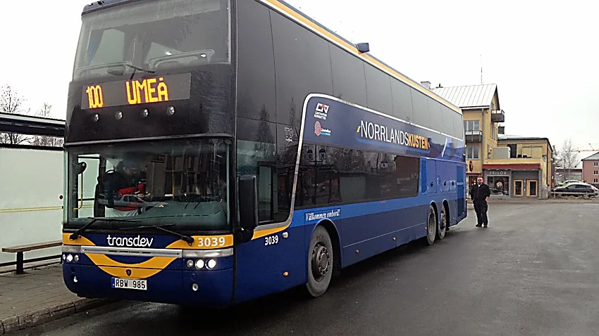 Stängt. Norrlandskustbussens passagerare som väntar i Robertsfors får stå ute i sommar.