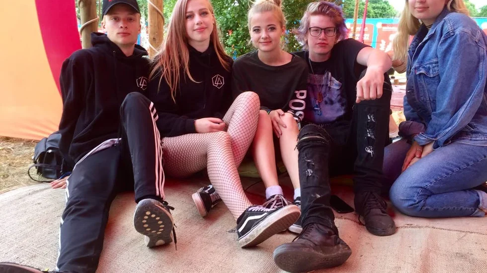 Besviket kompisgäng. Andreas Mathwig, Emely Axelsson, Jonna Tidström, Samuel Greneheim och Merlinda Ajdini tycker att det är viktigt att ta ställning mot våldtäkter och sexuella övergrepp, men tror inte att en nedlagd musikfestival löser problemet.