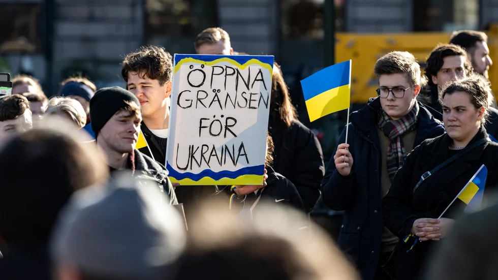 
Demonstranter har samlats för att visa sitt stöd för Ukraina efter den ryska attacken. 

