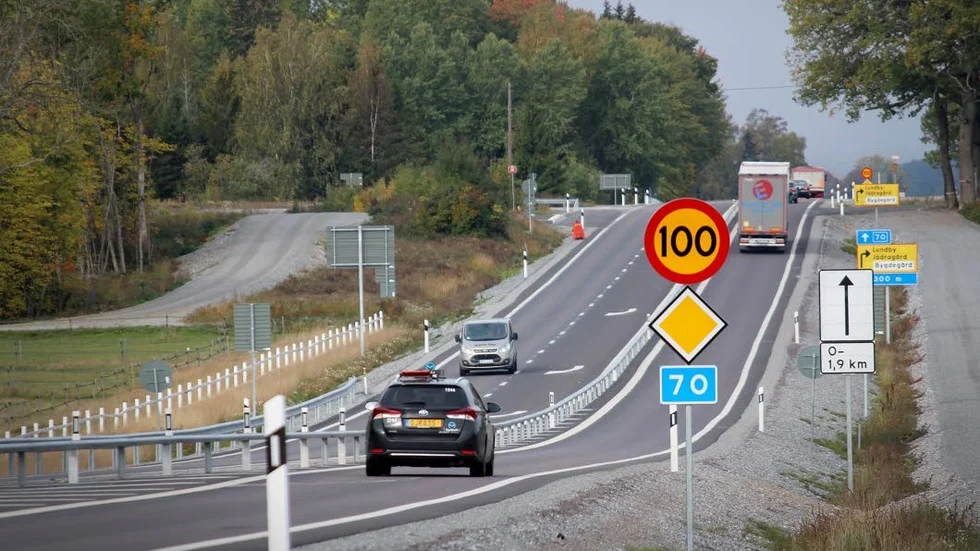 Det går för fort och är för bullrigt längs riksväg 70 vid Jädra och Säfsta anser boende i området som vill ha sänkt hastighet på sträckan. Länsstyrelsen säger dock nej till förslaget.