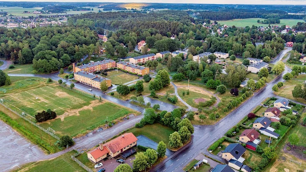 På tomten i mitten, en rivningstomt som används som park, ska det bli nya bostäder, vid Folkets husvägen i Skärblacka. Det blir tre låga huskroppar, med öppning mot fotbollsplanerna.