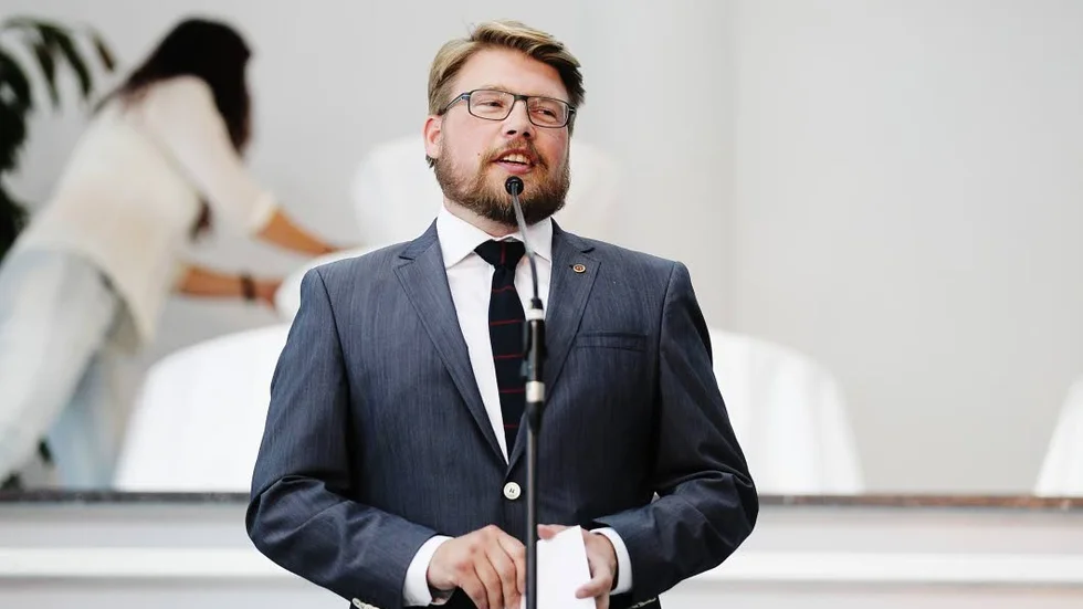 Ander Härnbro lämnar sitt helarvoderade uppdrag som regionpolitiker, men fortsätter som fritidspolitiker.