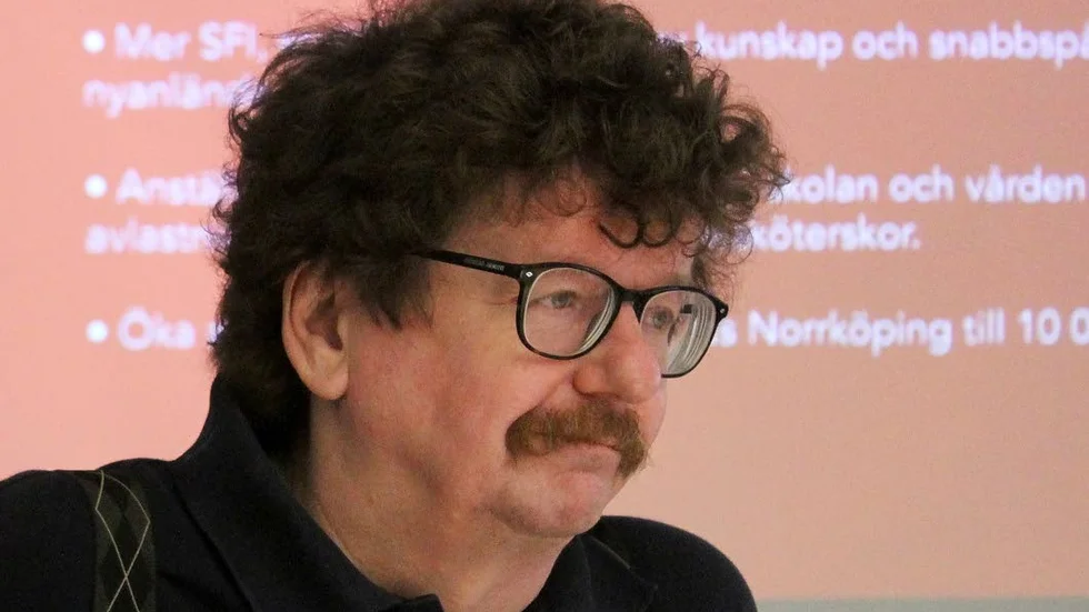 Vi ser över om ett antal kommunala bolag kan läggas ner och verksamheten flyttas ut under nämnderna istället, säger Lars Stjernkvist (S) ordförande i ägarbolaget Rådhus AB.