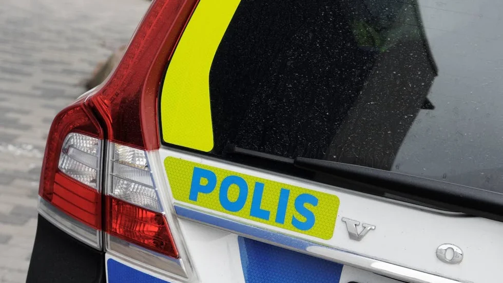 Polisen tror att stölden av en radiostyrd bil och en cykelstöld kan kopplas ihop.