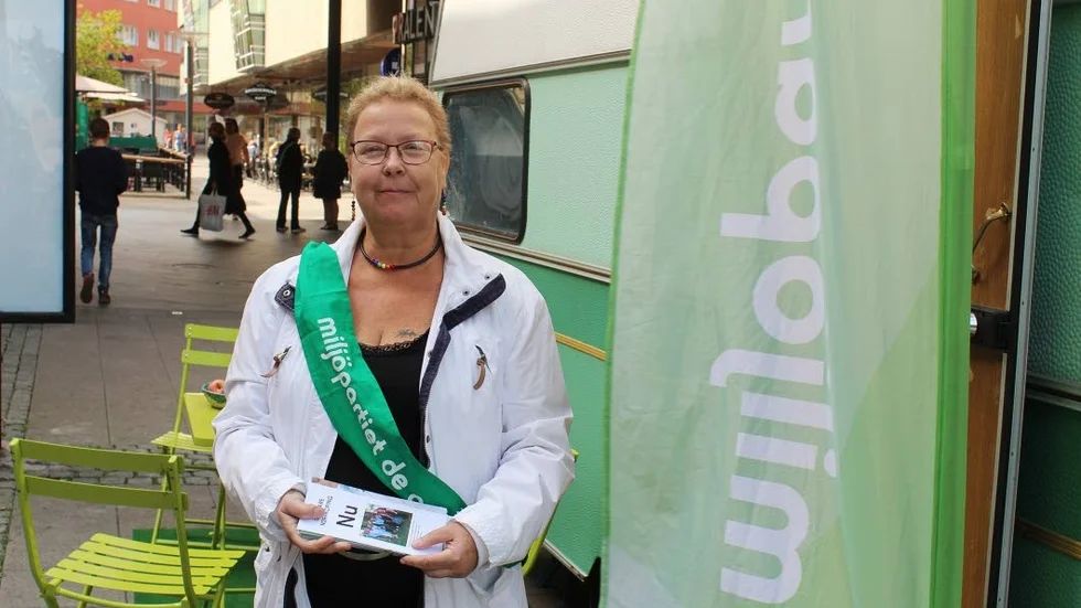 Oppositionsrådet Mia Sköld (MP) i valarbetet vid Miljöpartiets husvagn mellan varuhusen i Norrköping.