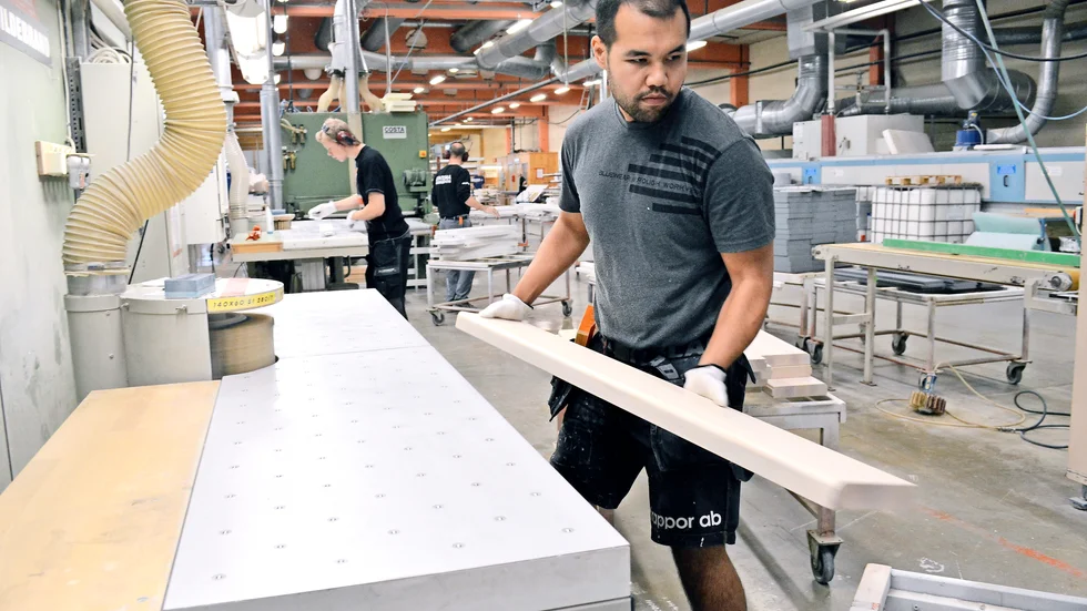 Ligger i. Esmaeil Hassani jobbar på Trätrappor i Norsjö och följer med i vad som händer i omvärlden. Foto: Lennart Enkvist.