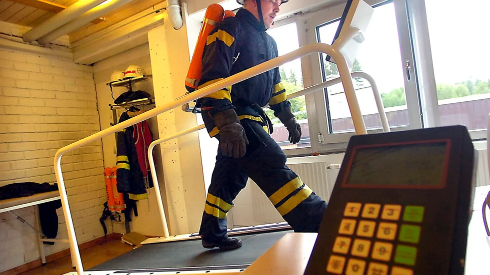 En brandman gör det årliga fystestet. Arkivbild.
