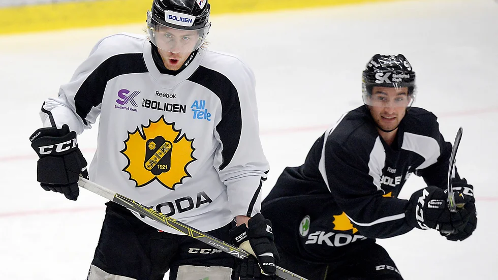 Har utvecklats. Skellefteå AIK:s utlånade back Andreas Söderberg, tv, får mycket speltid i Vita Hästen och har gjort bra ifrån sig.