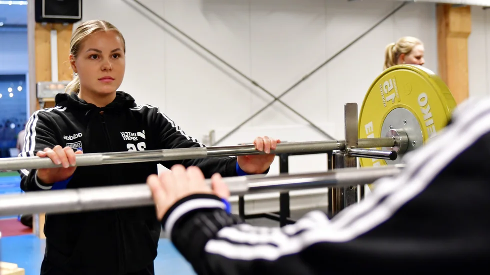 Amanda Ljunggren rehabtränar i IFU Arena. Snart ett år har gått efter den svåra knäskadan i januari 2021. Efter årsskiftet hoppas hon kunna vara tillbaka i spel i SSL.