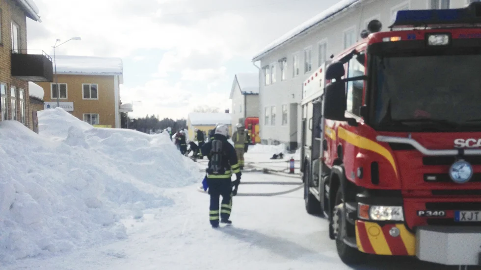 Larmet om branden på Björklundsgatan i Jörn kom vid 12.40-tiden på onsdagen.