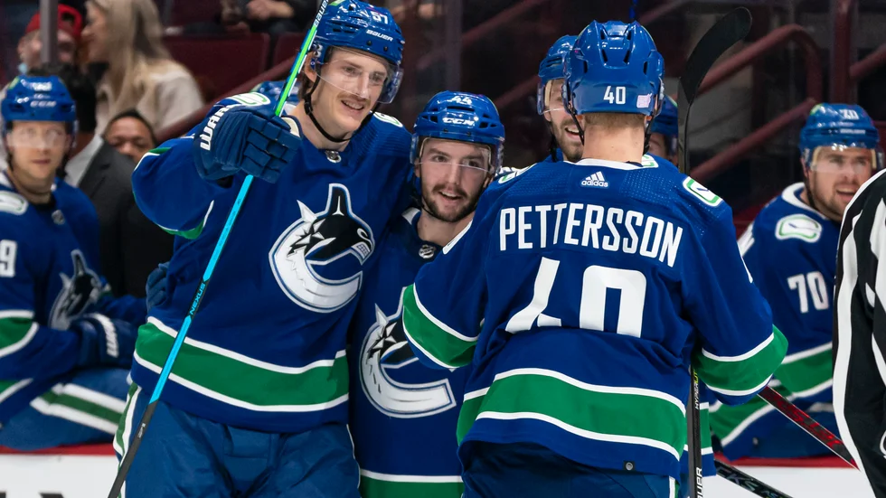 Vancouvers Kyle Burroughs firar sitt mål med Tyler Myers och Elias Pettersson.