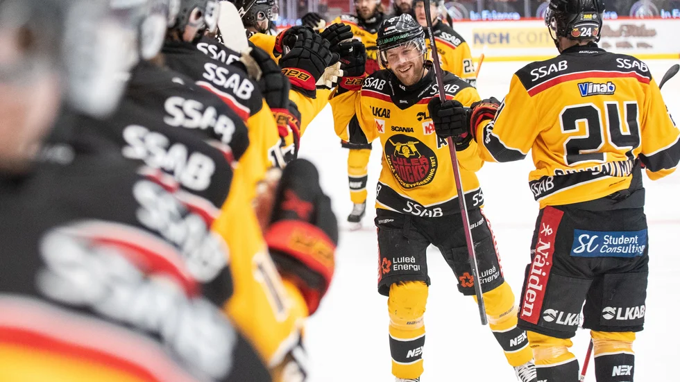 Linus Omark firar målet som blev avgörande. 