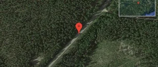 En personbil i singelolycka på väg 55