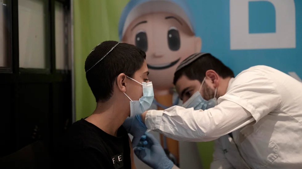 En 14-årig pojke vaccineras i Jerusalem, Israel. Arkivbild.