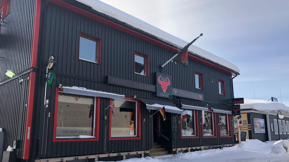 Arjeplogsgrillen AB har fått sitt alkoholtillstånd indraget. Det sedan man serverat alkohol till minderåriga och mistänks för en rad brott där polisen vill att man avvaktar ett nytt tillstånd tills dom fallit. 