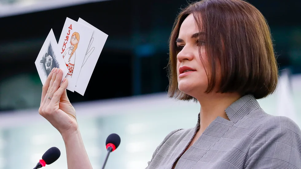 Belarusiska oppositionsledaren Svetlana Tichanovskaja talar i EU-parlamentet och visar upp kort målade av politiska fångar.