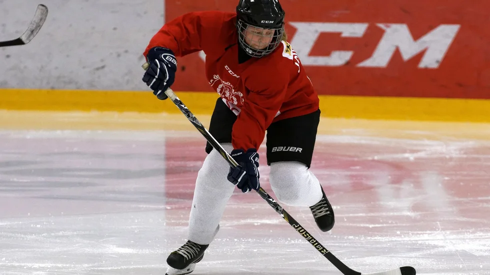 Tone Johansson i full fart framåt. Hon tycker att det finns goda chanser att gå vidare till finalspelet.