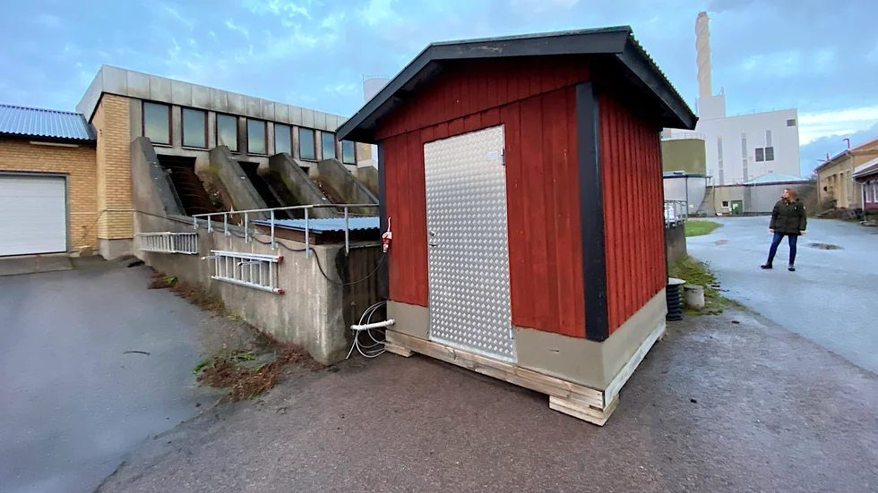 I det här huset på reningsverkets område tas proverna i avloppsvattnet i Enköping. Förra veckans halter av coronavirus var rekordhöga.