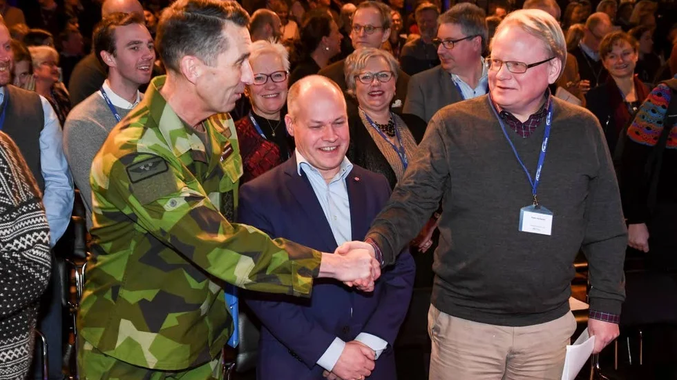 Rekryteringsproblem. ÖB Micael Bydén, justitie - och inrikesminister Morgan Johansson och försvarsminister Peter Hultqvist  har gemensamma erfarenheter.