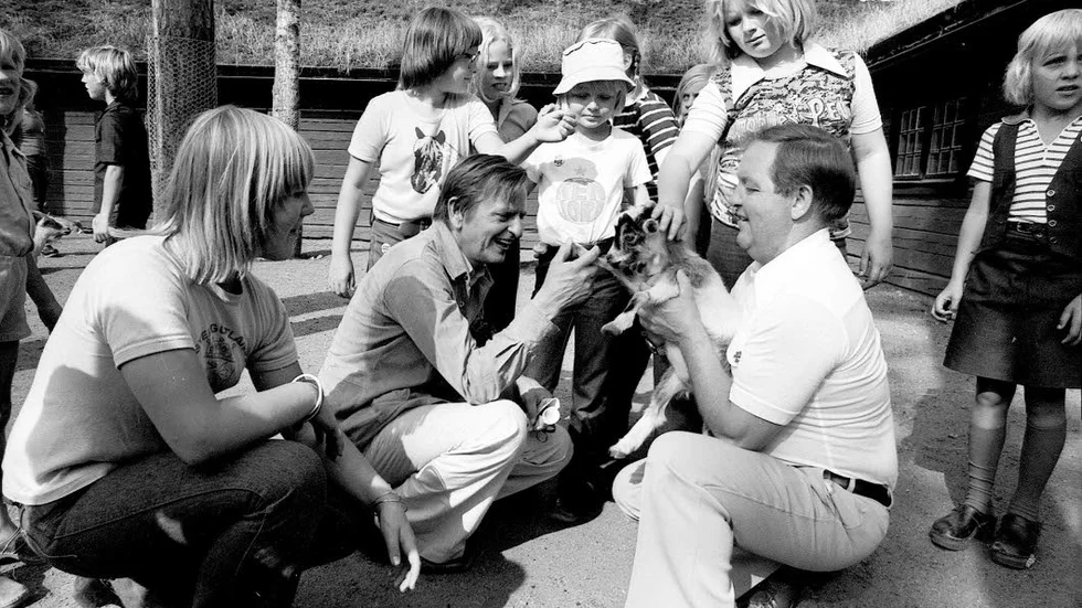 Begränsat synfält.  Året är 1976. Ulf Svensson - med killingen i famnen - tar emot familjen Palme i Kolmårdens djurpark. Ulf Svensson är en omdömesgill person skriver Widar Andersson.