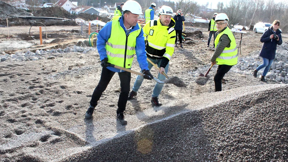 Torbjörn Olsson och Jörgen Oskarsson (S), vd respektive styrelseordförande i Bostadsbolaget, flankerar projektledaren på Götenehus, Jonas Thornberg, när ett symboliskt första spadtag tas till nya radhus i Mjölby.