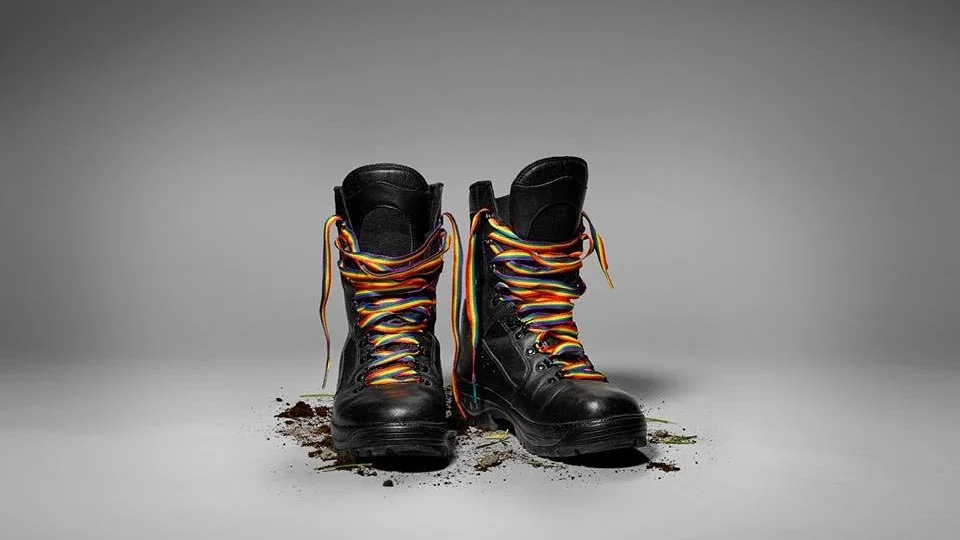 Bra bild.Den urgamla institutionen Försvarsmakten tänker gå långt för att försvara den yngre institutionen Prideveckan.