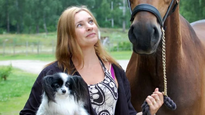 Gillar hästar. Krönikör Anna Hellerstedt tillbringar många timmar på hästryggen varje år, men påpekar att hon aldrig kommer bli någon toppryttare.