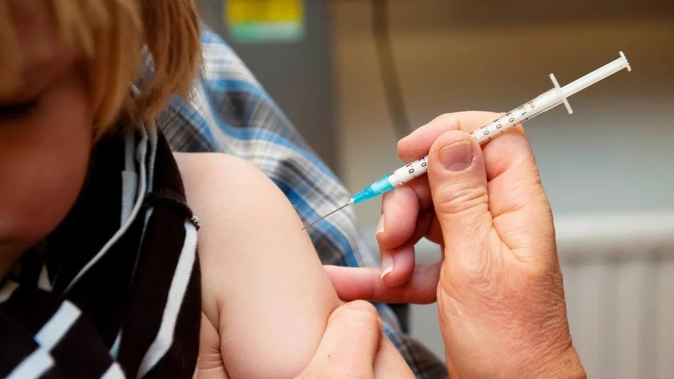 Kikhosta. Ingår sedan 1996 i vaccinationsprogrammet.