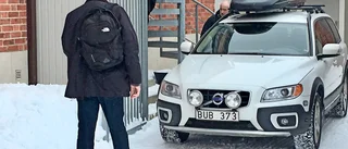 Knivrånaren angrep kassörskan fysiskt