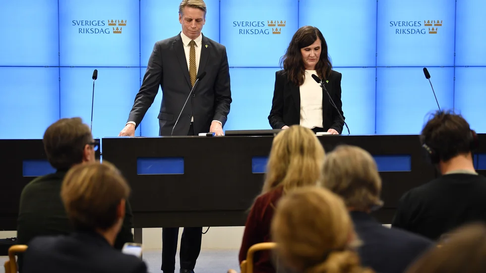 Tystnad....tagning... och action! Miljöpartiet språkrör Per Bolund och Märta Stenevi spelade medvetet över i regeringsdramat.