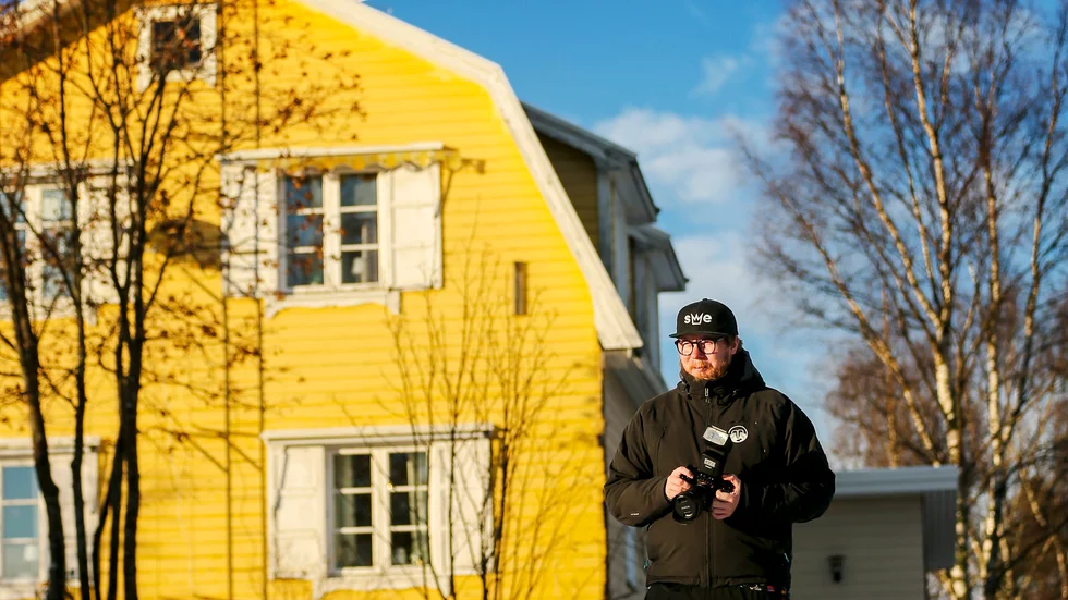Pontus Johansson får nu bland annat arbeta med foto i sitt jobb på Formsmedjan i Boden. 