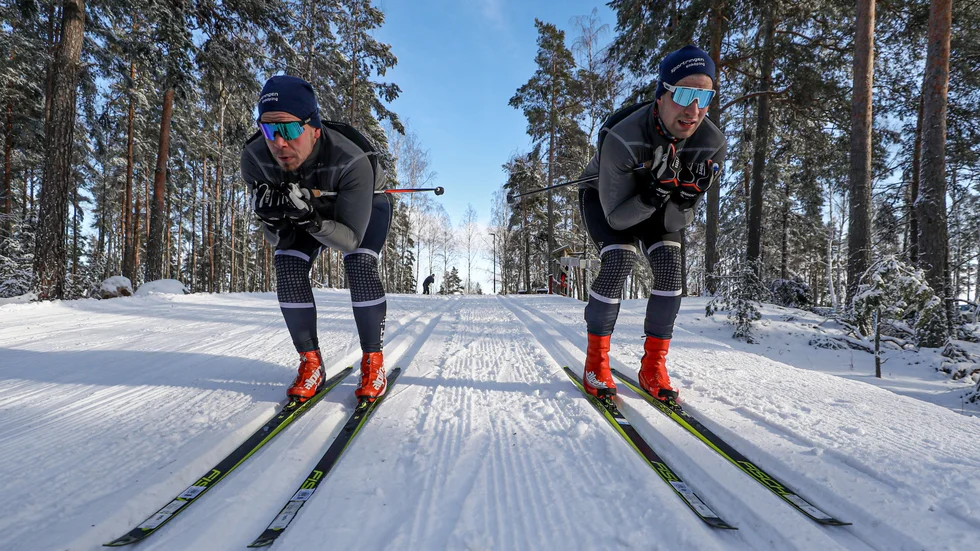 Bålsta, Granåsen. Gustav Ottoson och Björn Lundberg, tränar för Vasaloppet.