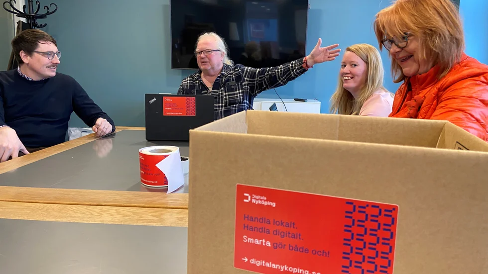 Digitala Nyköping kan förhoppningsvis göra skillnad för den lokala handeln, säger turistchef Erik Lindhe samt Bengt "Spider" Jansson, Fanny Öhman och Birgit Båvner från Nysam.