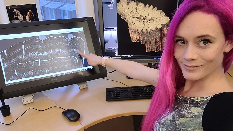 Melanie During, forskare vid Uppsala universitet, visar en uppförstorad bild av en bencell från ett fiskben.