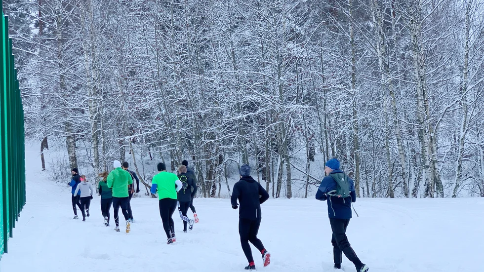 Tio löpare springer iväg på det femte varvet för dagen. Maxantalet för loppet var åtta varv. 