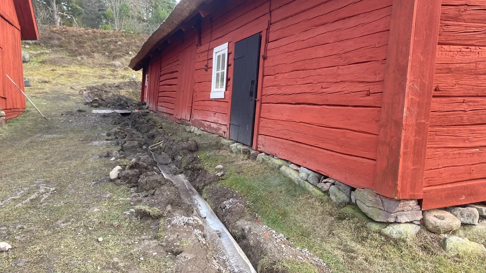 Byggnaden uppfördes i slutet av 1800-talet. Dräneringen är i full gång.