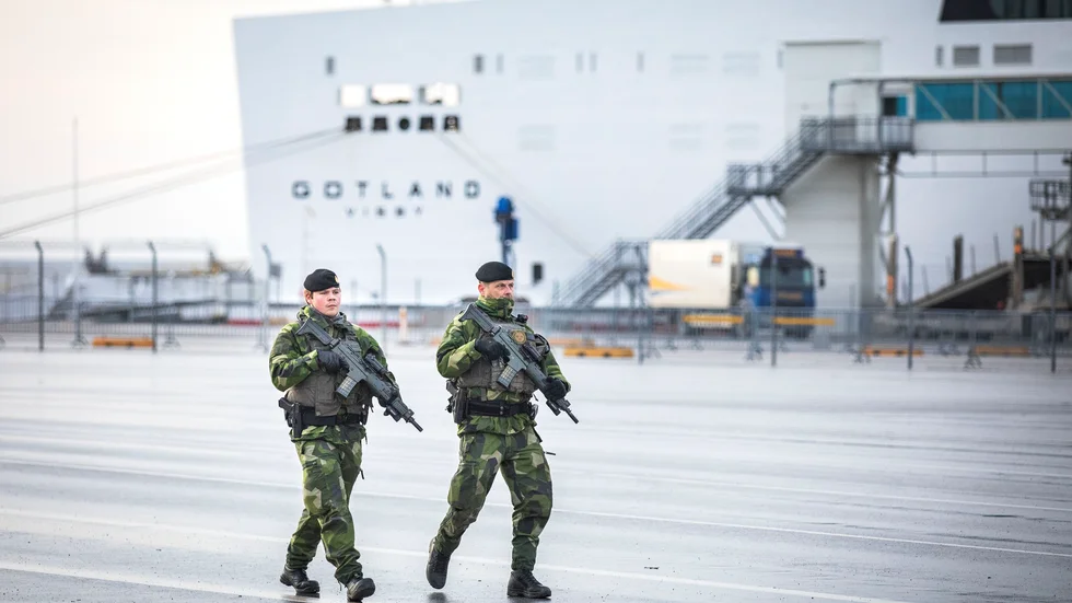 Beväpnade militärer patrullerade Visby hamn vid en militärövning under 2022. 
