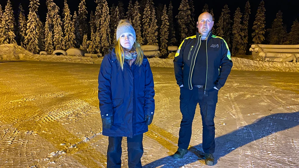 Matilda Forsgren och Rikard Landin är kritiska till hur kommunen har lagt upp skolskjutsarna för deras barn. De efterlyser också mer information och samråd.